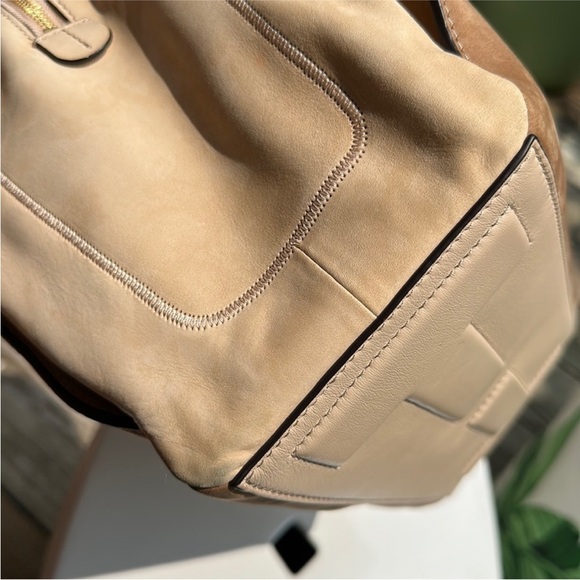 Tory Burch tote crossbody. Landscape design. Great condition. Neutral colors - Picture 11 of 14